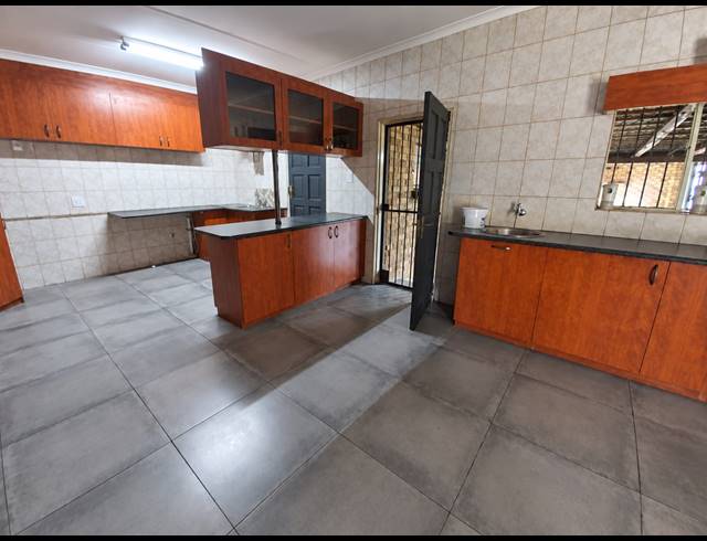 3 BEDROOM HOUSE FOR SALE IN ROTHDENE